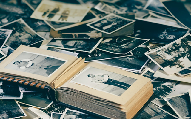 Viele alte Bilder, einige sind in ein Fotoalbum eingeklebt. So wie wir nur ausgewählte Bilder in ein Fotoalbum kleben, sollten auch nur die besten für die Internetseite ausgewählt werden.