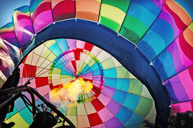 Ein Luftballon wird mit heißer Luft befüllt und macht den Eindruck, als würde er bald abheben.